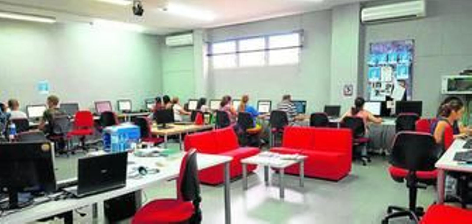 Los huercalenses llenan el Centro Guadalinfo, espacio de formación.
