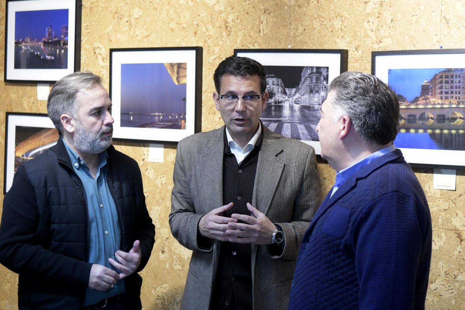 El alcalde, junto al 'alcalde de barrio' y el Defensor de la Ciudadanía.