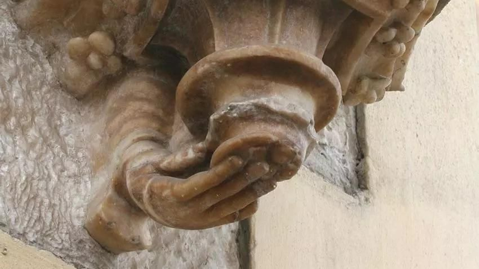 La tercera mano en la base de la escultura de San Pablo. Puerta del Perdón.