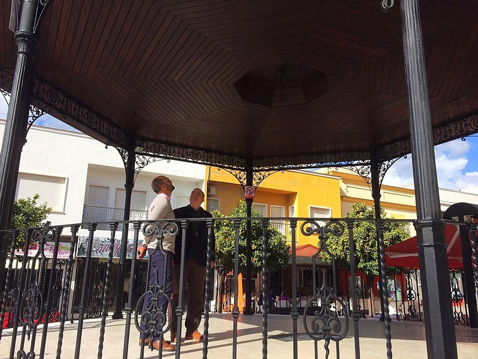 Alconchel y Romero miran el techo de madera del templete.