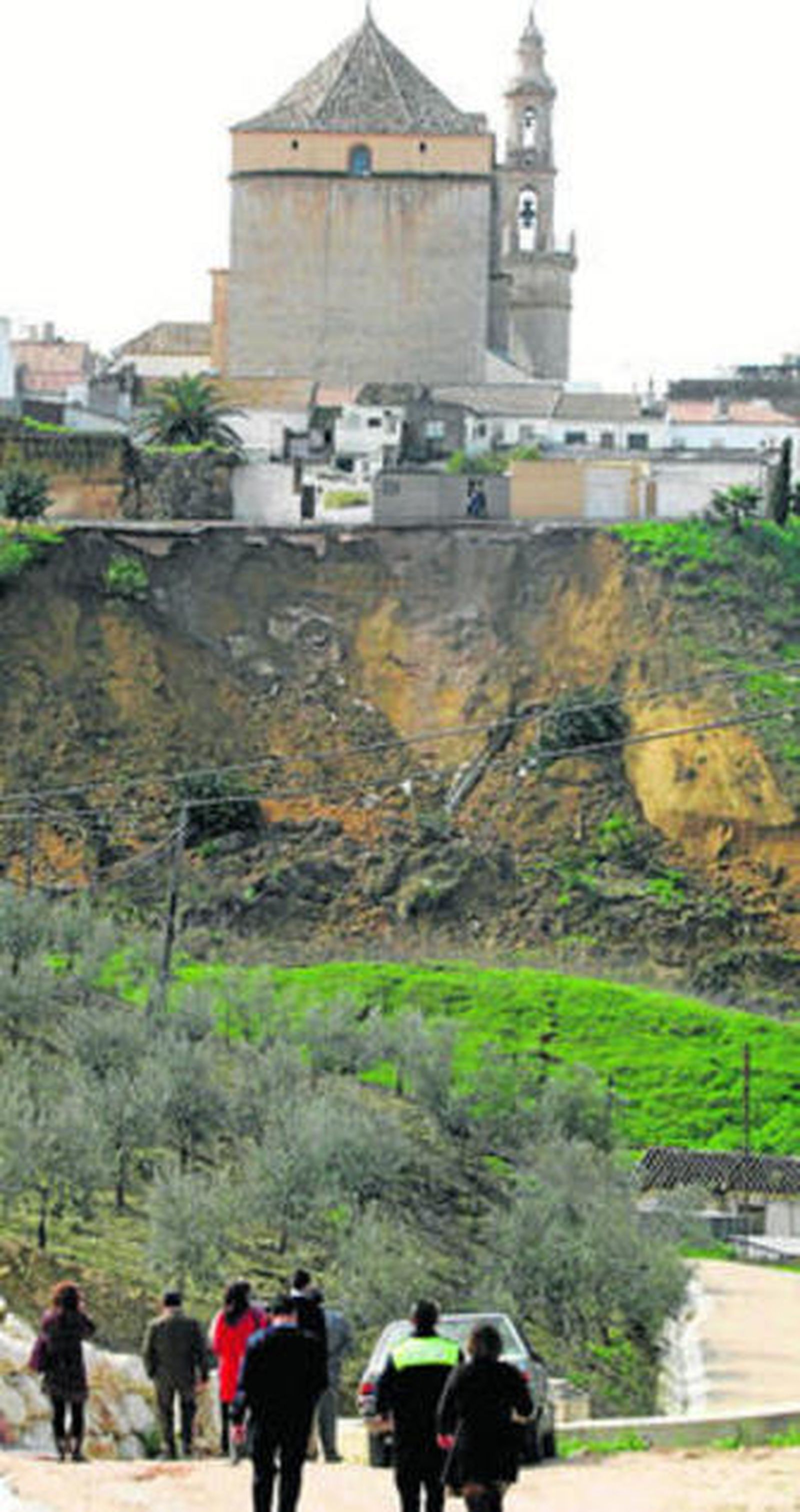 El derrumbe de una ladera destroza un paseo en Santaella (Córdoba).