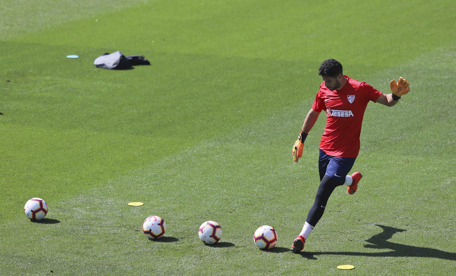 Munir golpea un balón en un entrenamiento.