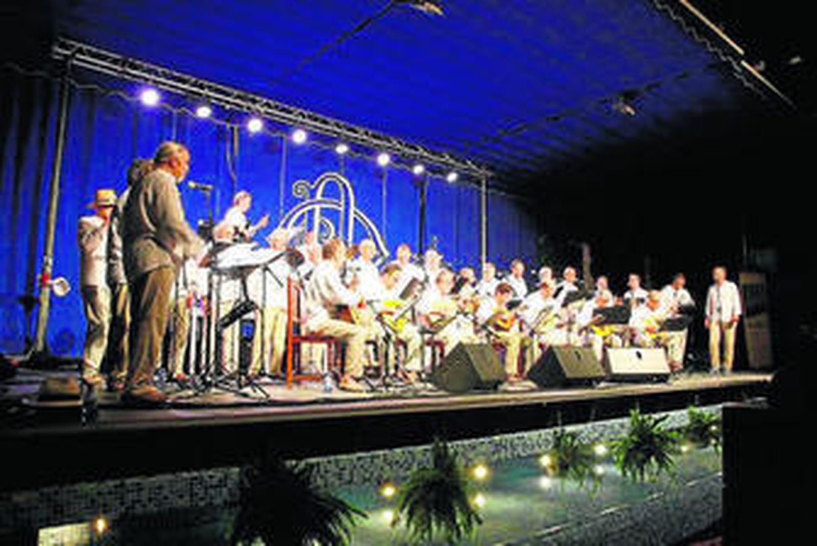 Almenara durante su actuación en Dalías.