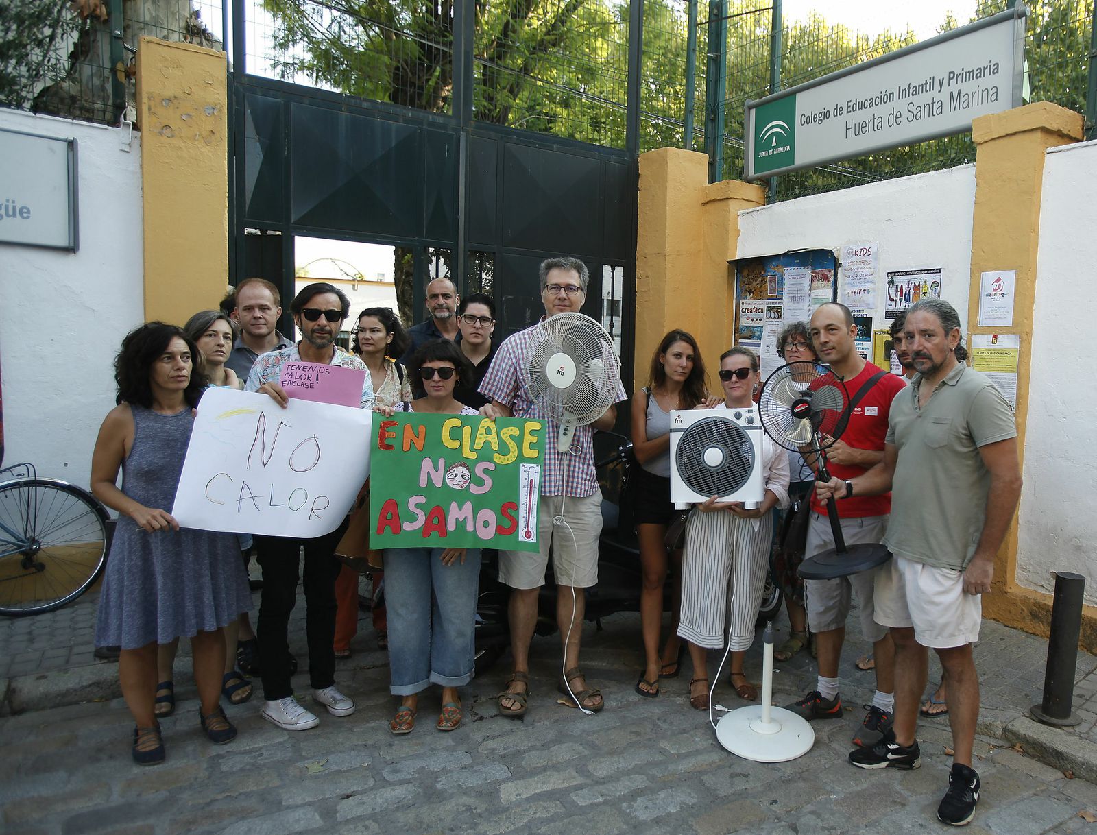 Protesta de padres por el calor en el CEIP Huerta de Santa Marina, donde se acometerán mejoras.