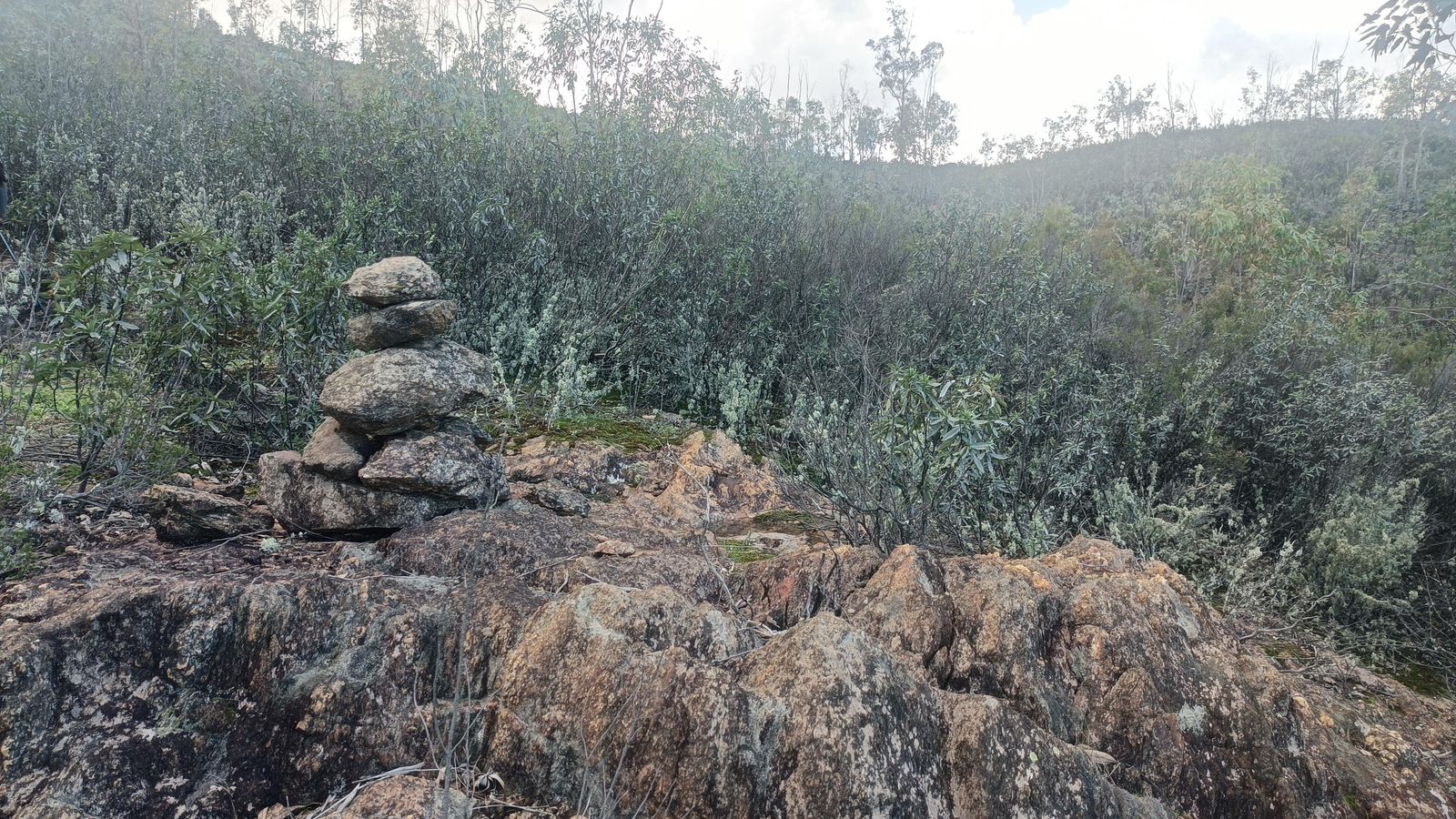 Las piedras apiladas nos indican cuándo desviarnos al Padre Caro.