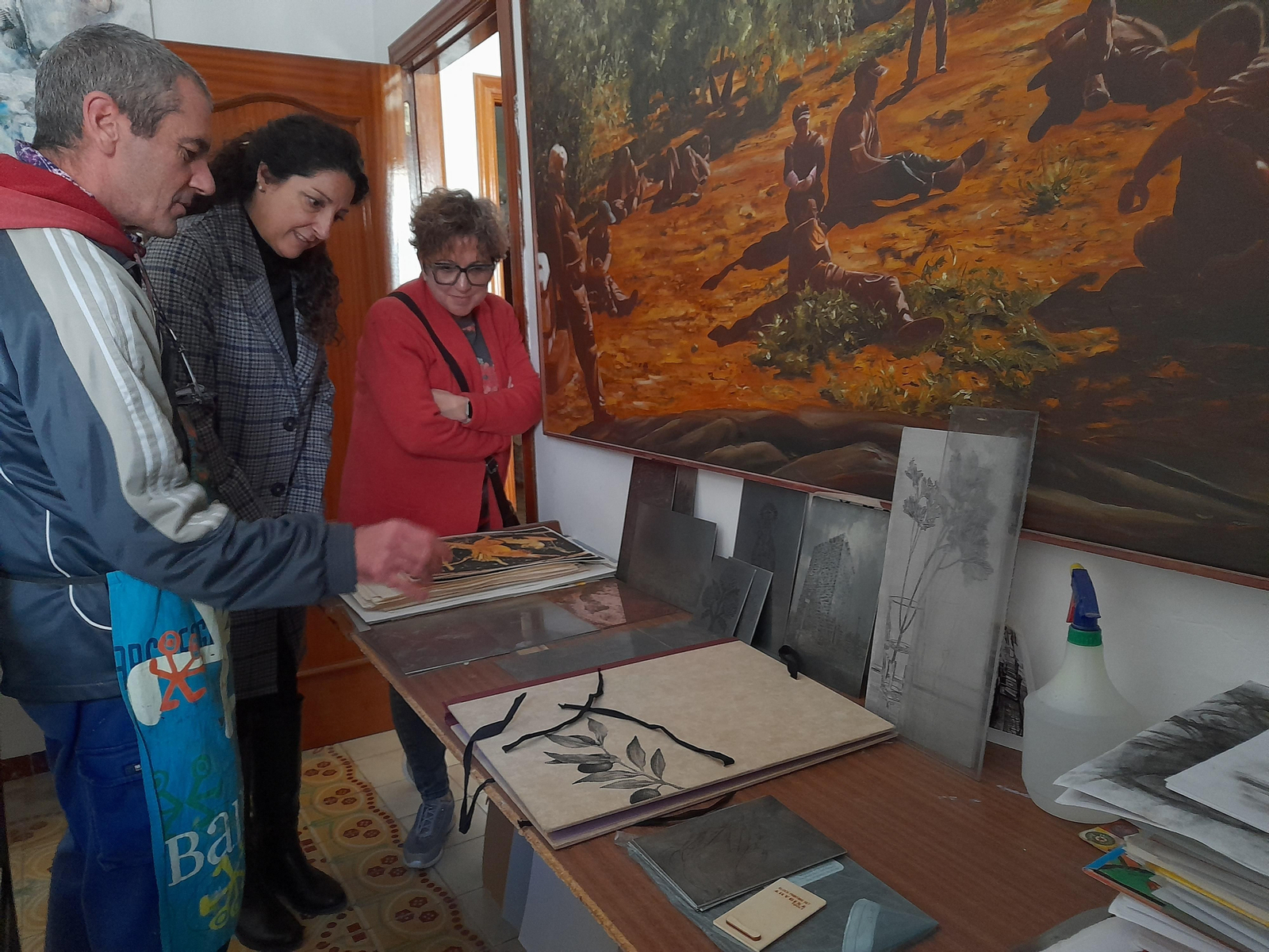 Visita de la delegada Ana Mata al artesano Eduardo Fermín Estival.