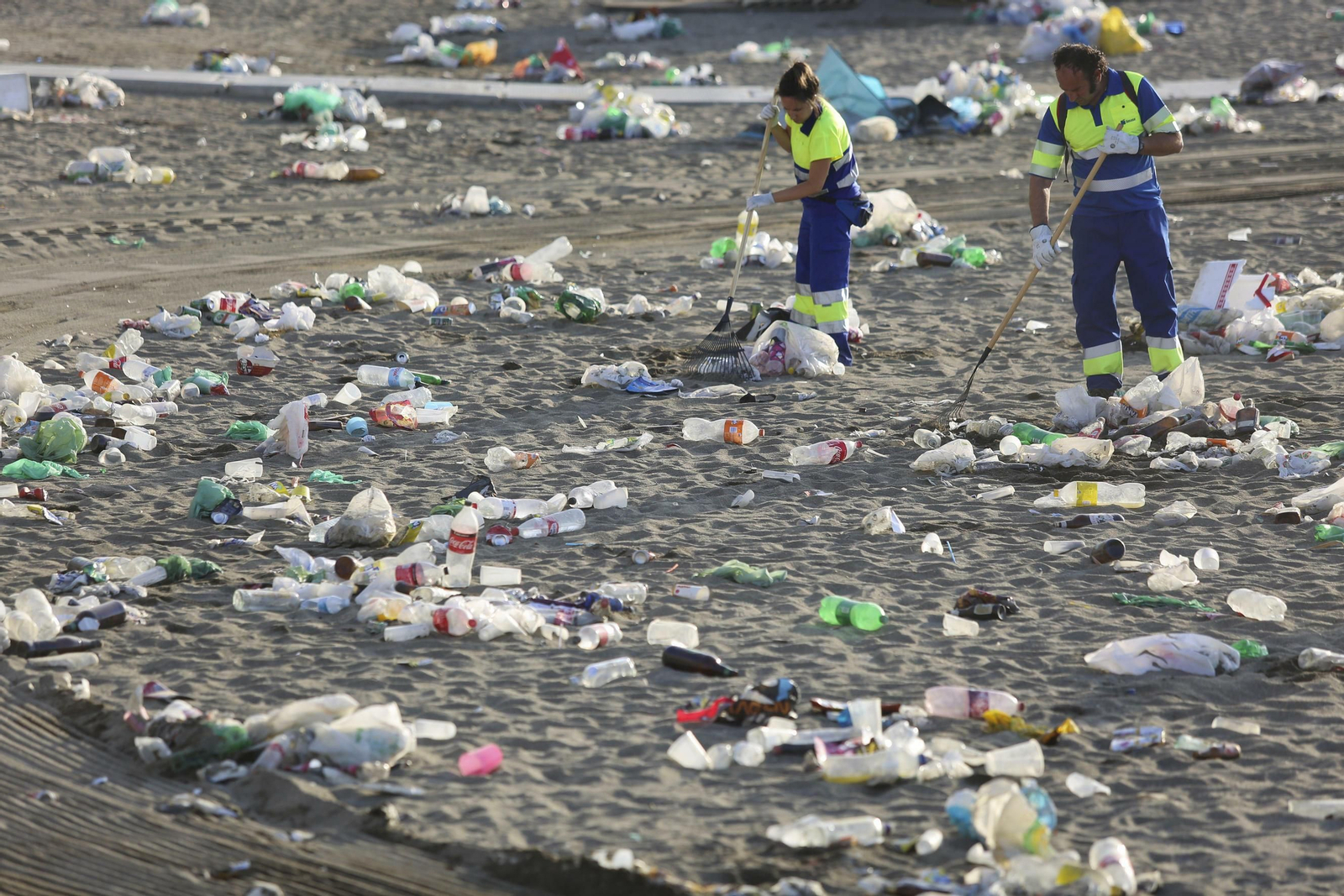 Las fotos de la basura en las playas de Málaga tras San Juan