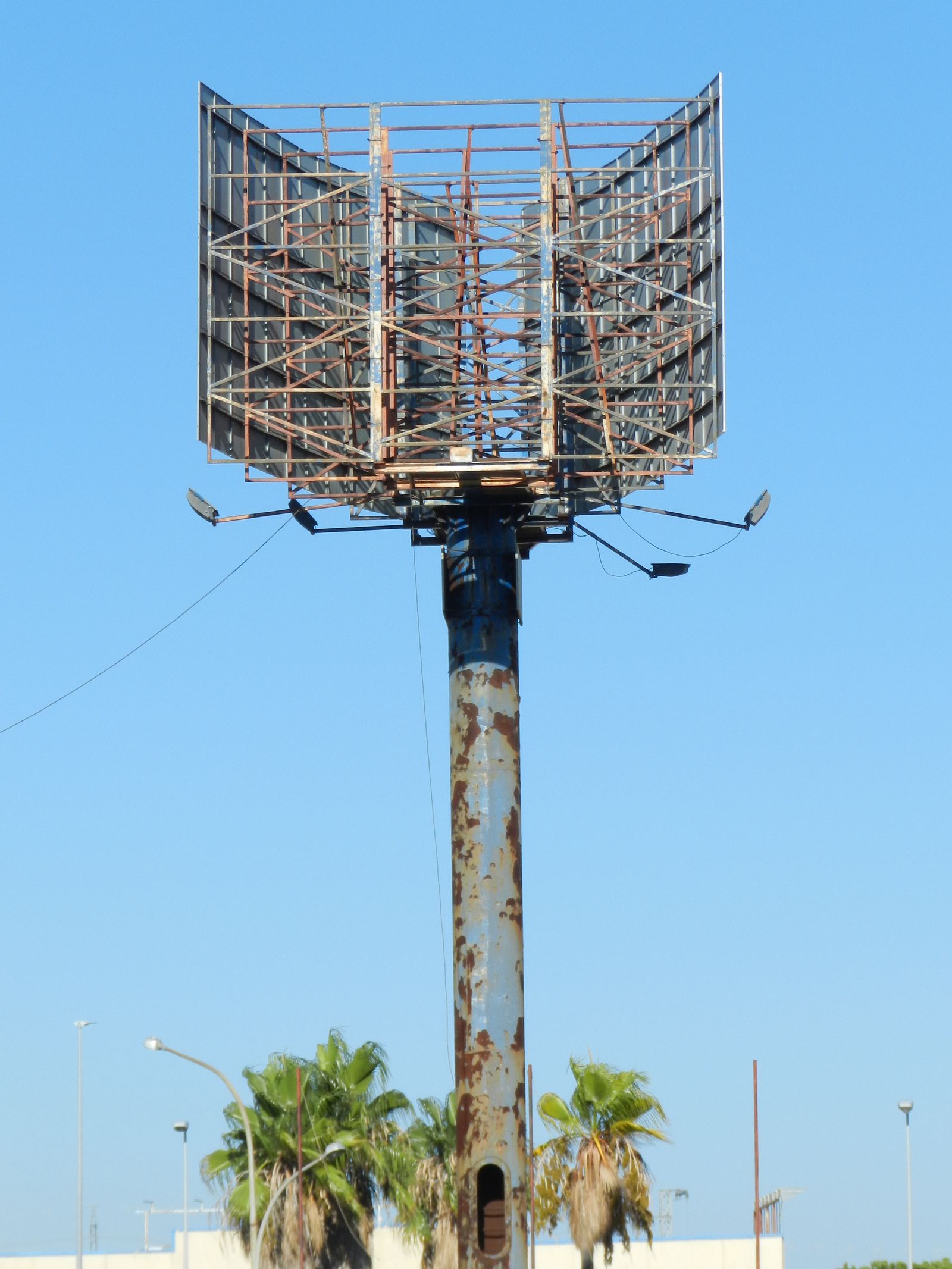 Este poste publicitario, que era el gran obstáculo, ya ha sido desmontado.