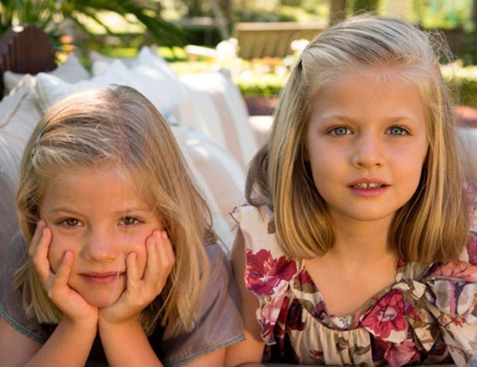 Leonor y Sofía, de niñas, protagonistas absolutas de la felicitación de 2012.