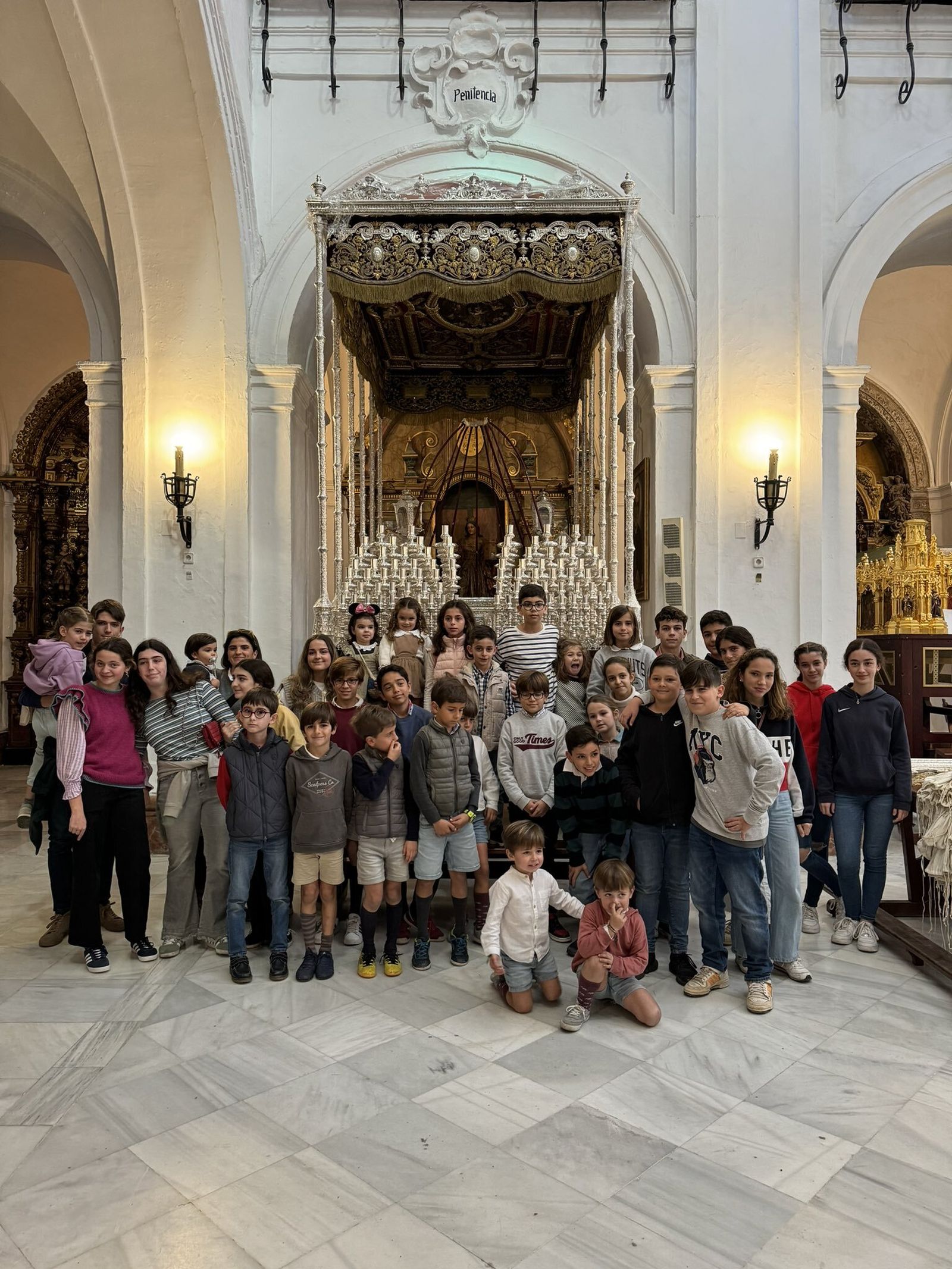 Los niños de Santa Cruz ante el palio de la dolorosa