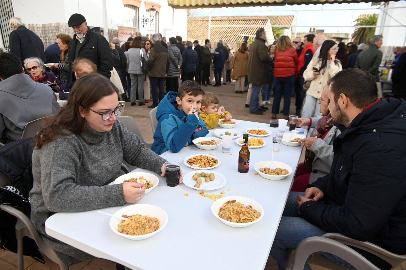 Las migas de la Cruz Blanca, en imágenes