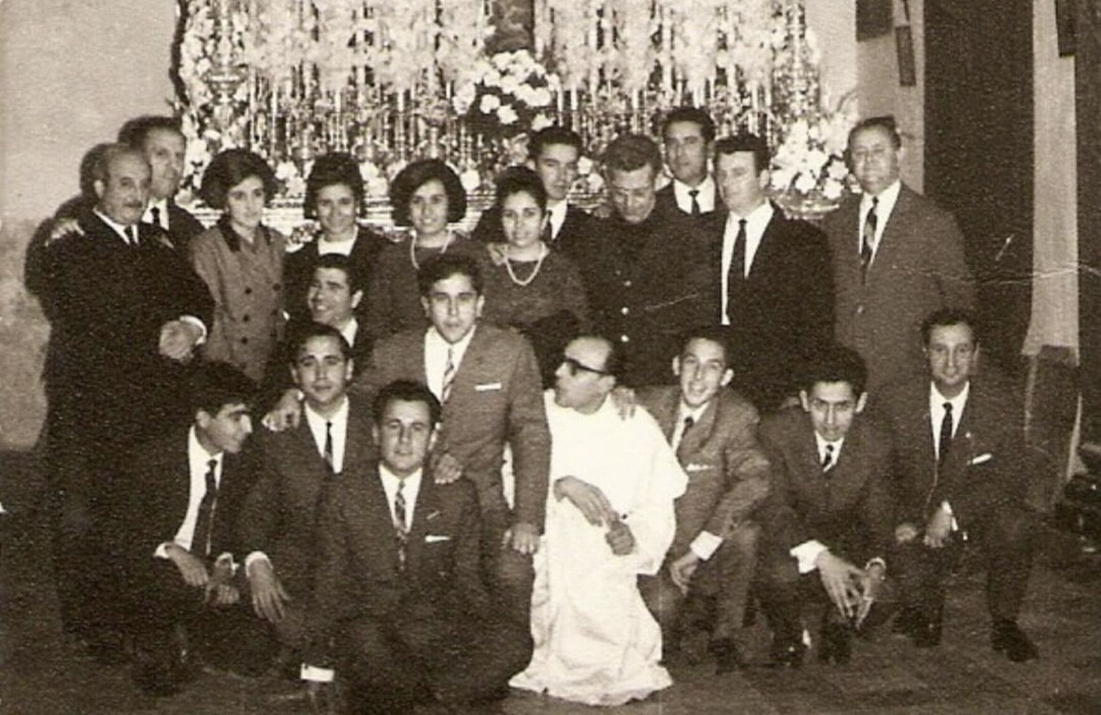 Pie de foto: Grupo de cofrades del Huerto, en 1969, entre los que se encuentra el histórico mayordomo José Sánchez Caballero.