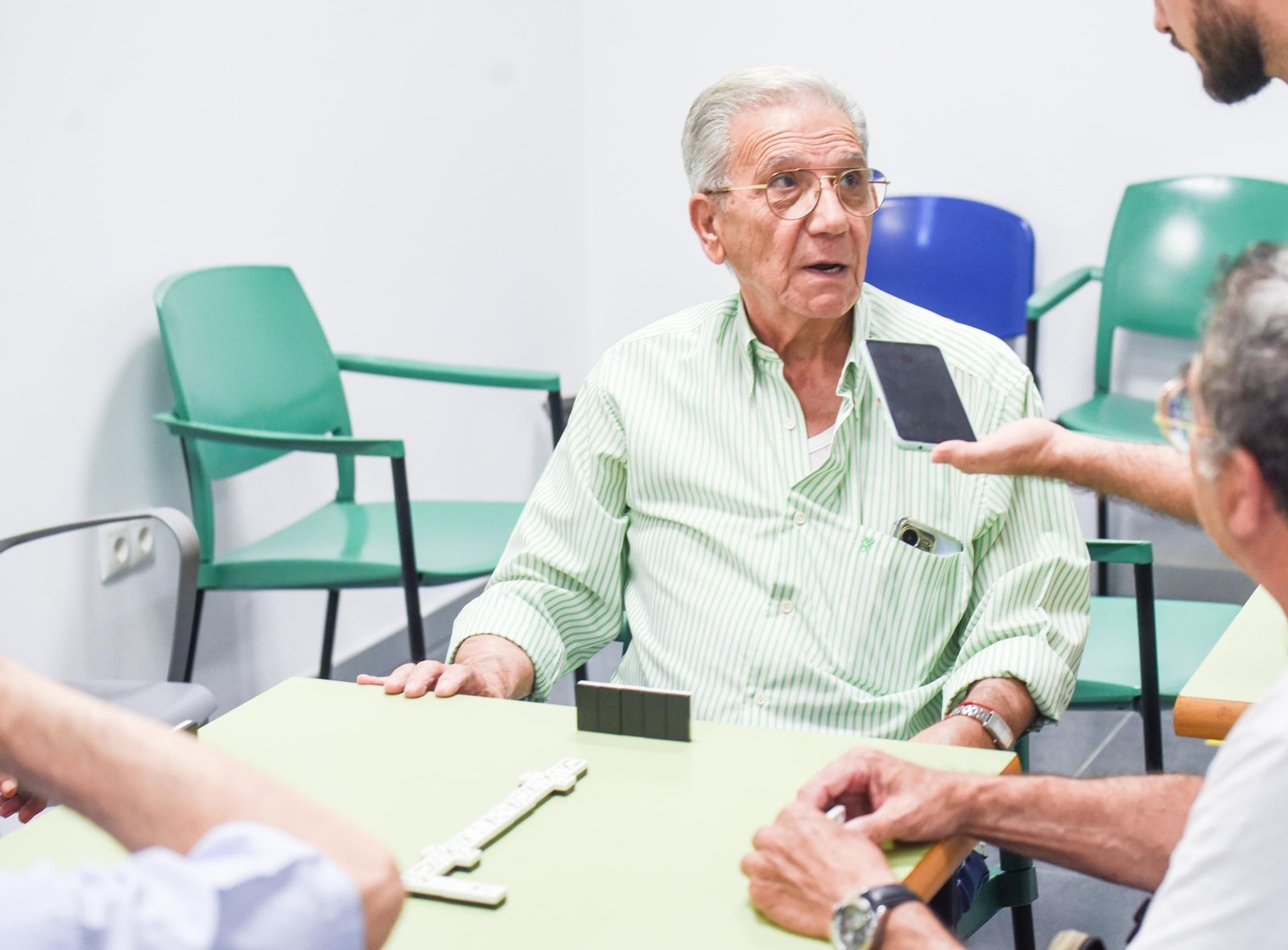 En imágenes, una mañana en el centro de participación activa para personas mayores de Huerta de la Reina