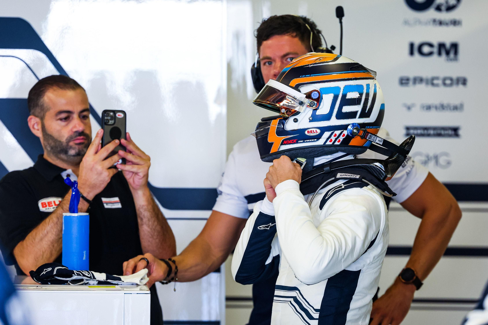 Las escuderías de  Fórmula uno se prueban tras el fin de temporada