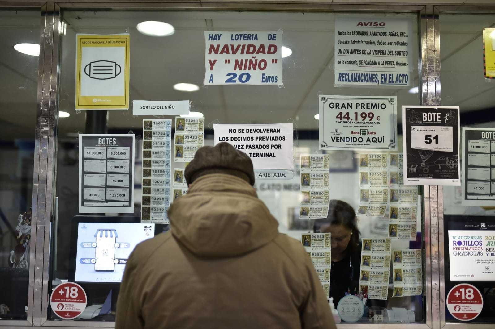 Compras de última hora esta misma mañana en una administración de la capital onubense.