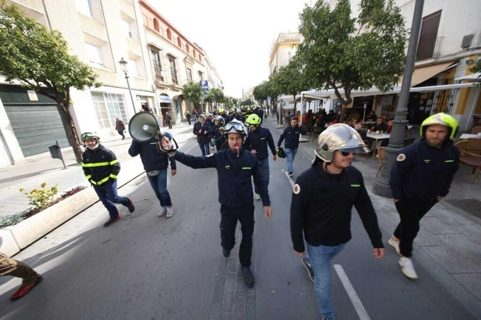 Los bomberos de Jerez marchan hasta el Ayuntamiento.