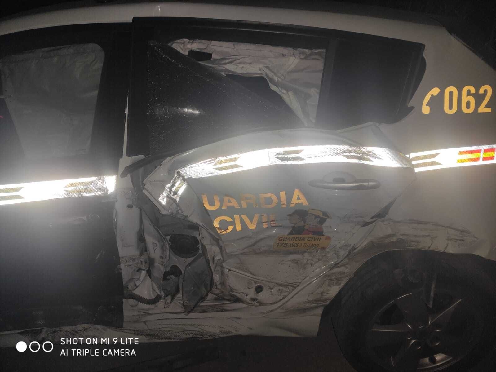 Uno de los vehículos de la Guardia Civil embestidos en otra actuación