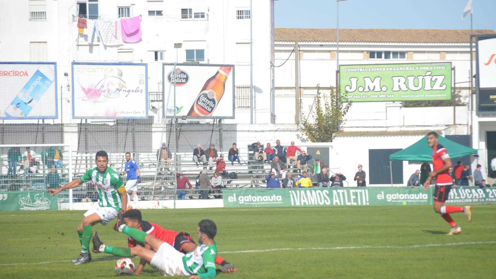 Pelón, atento al cruce de Dani del Moral con un contrario.