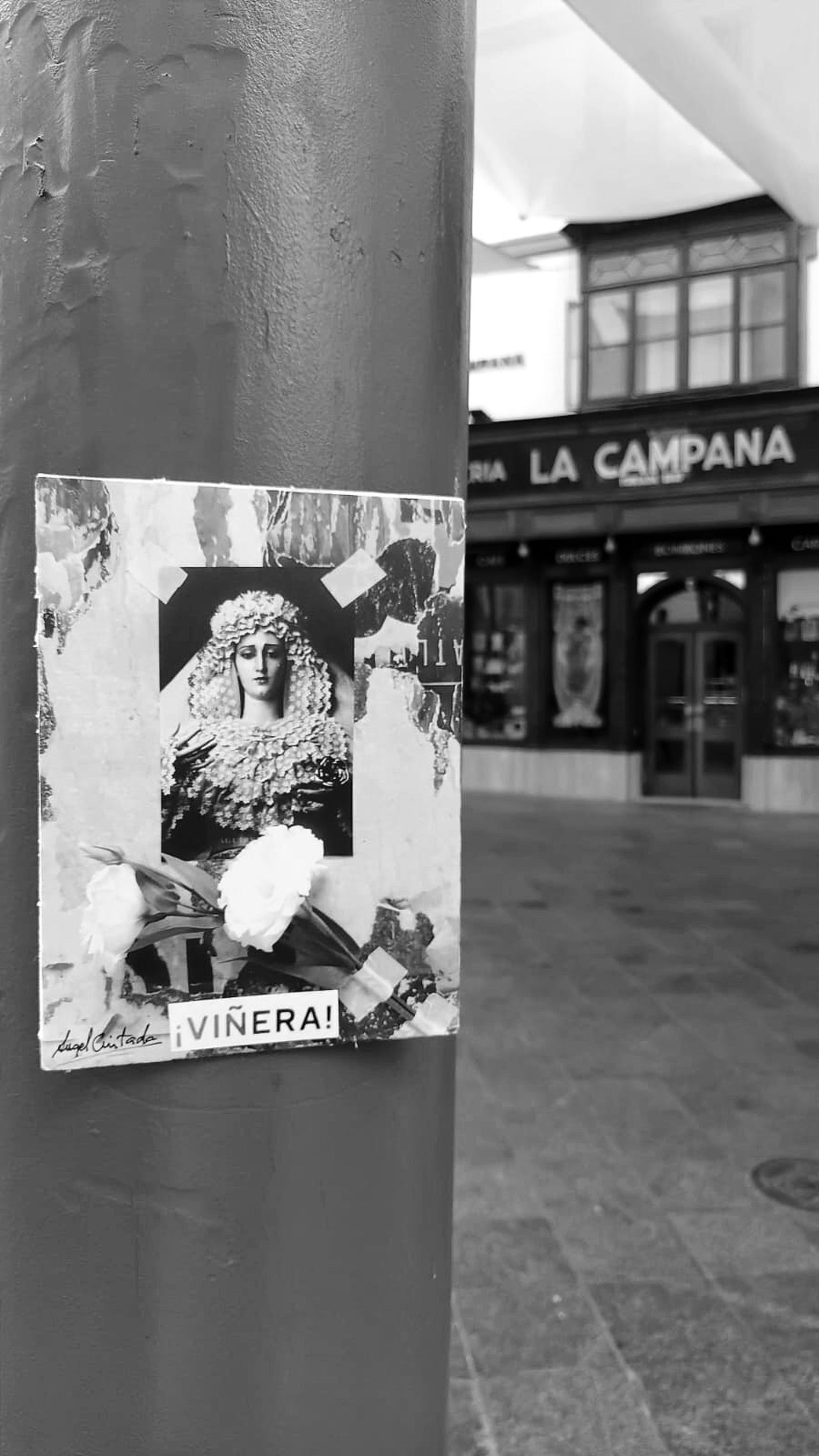 Una foto de la Virgen de las Penas, en la plaza de la Campana de Sevilla.