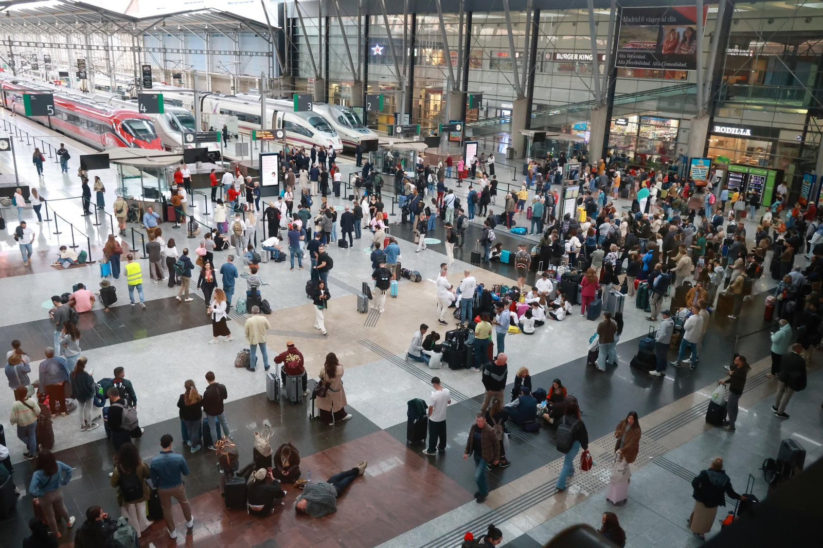 Las fotos de los retrasos en los trenes de Málaga tras el robo de cable