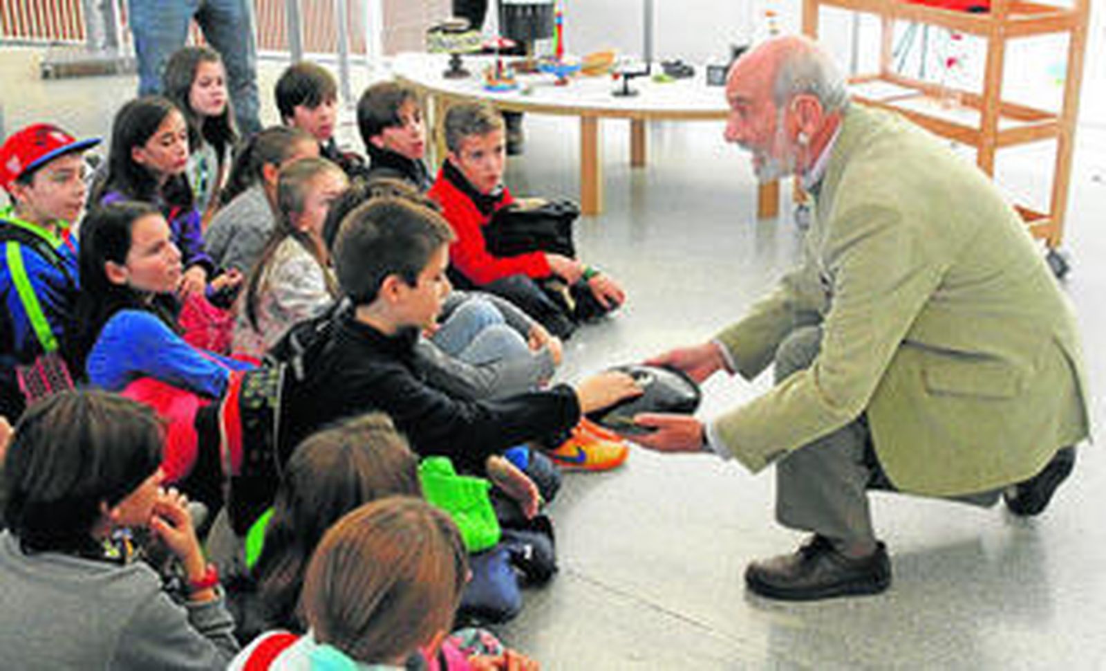 Los alumnos del colegio Zargal siguen atentamente las explicaciones del taller 'Juguetes con Ciencia'.