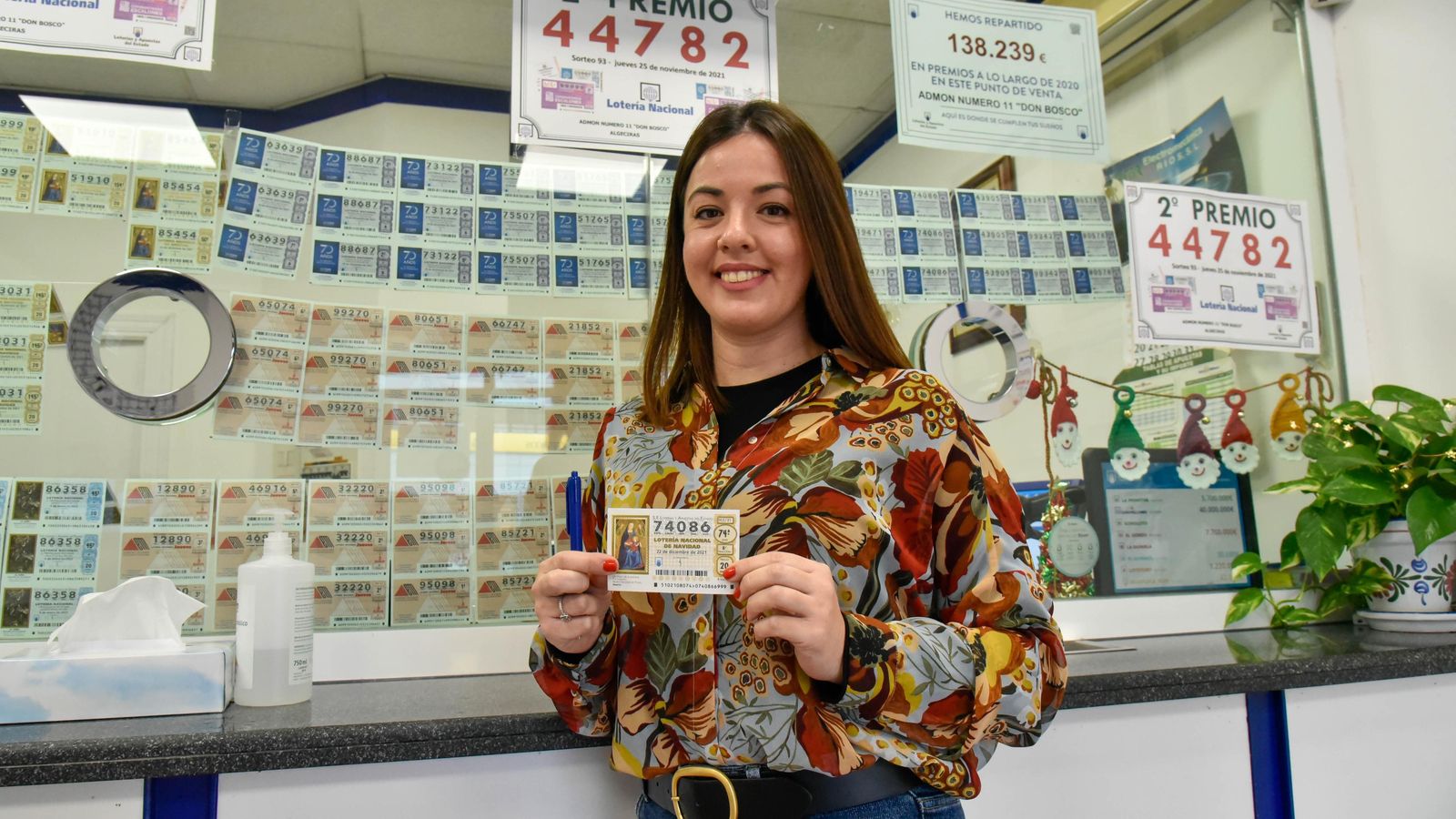 Teresa Núñez posa con el 74.086, el número del Medinaceli en Algeciras.