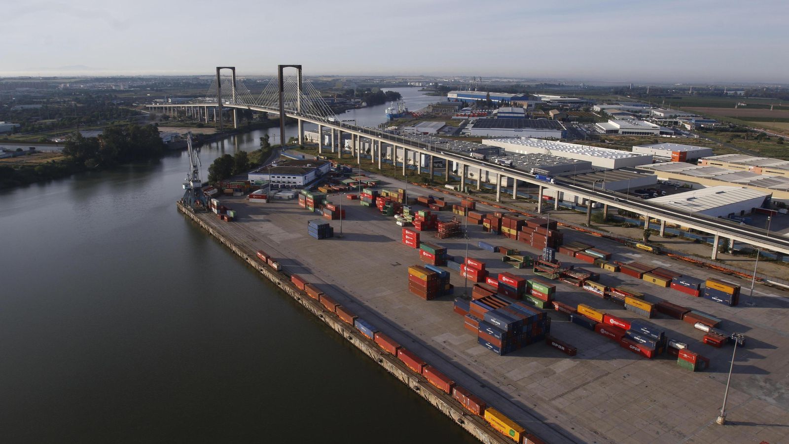 Instalaciones del Puerto de Sevilla y el Puente del Centenario.