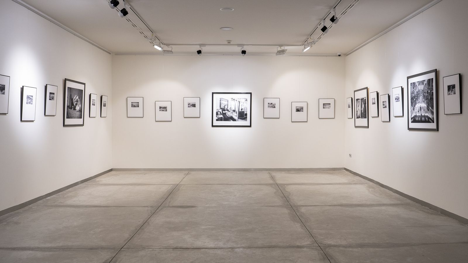 Sala de exposiciones del centro de congresos, con las obras de la exposición.