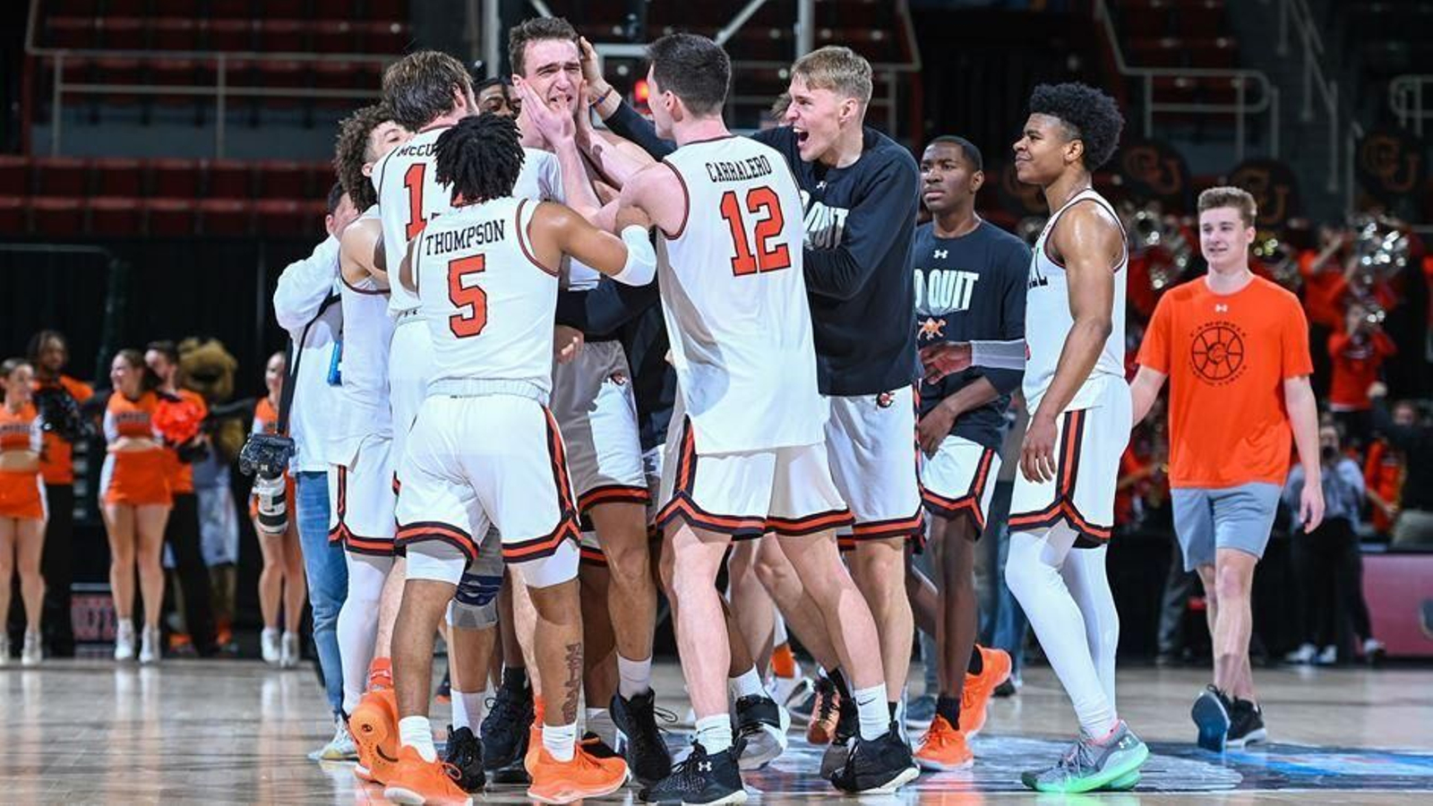 Los jugadores de Campbell celebran el pase a cuartos de final.