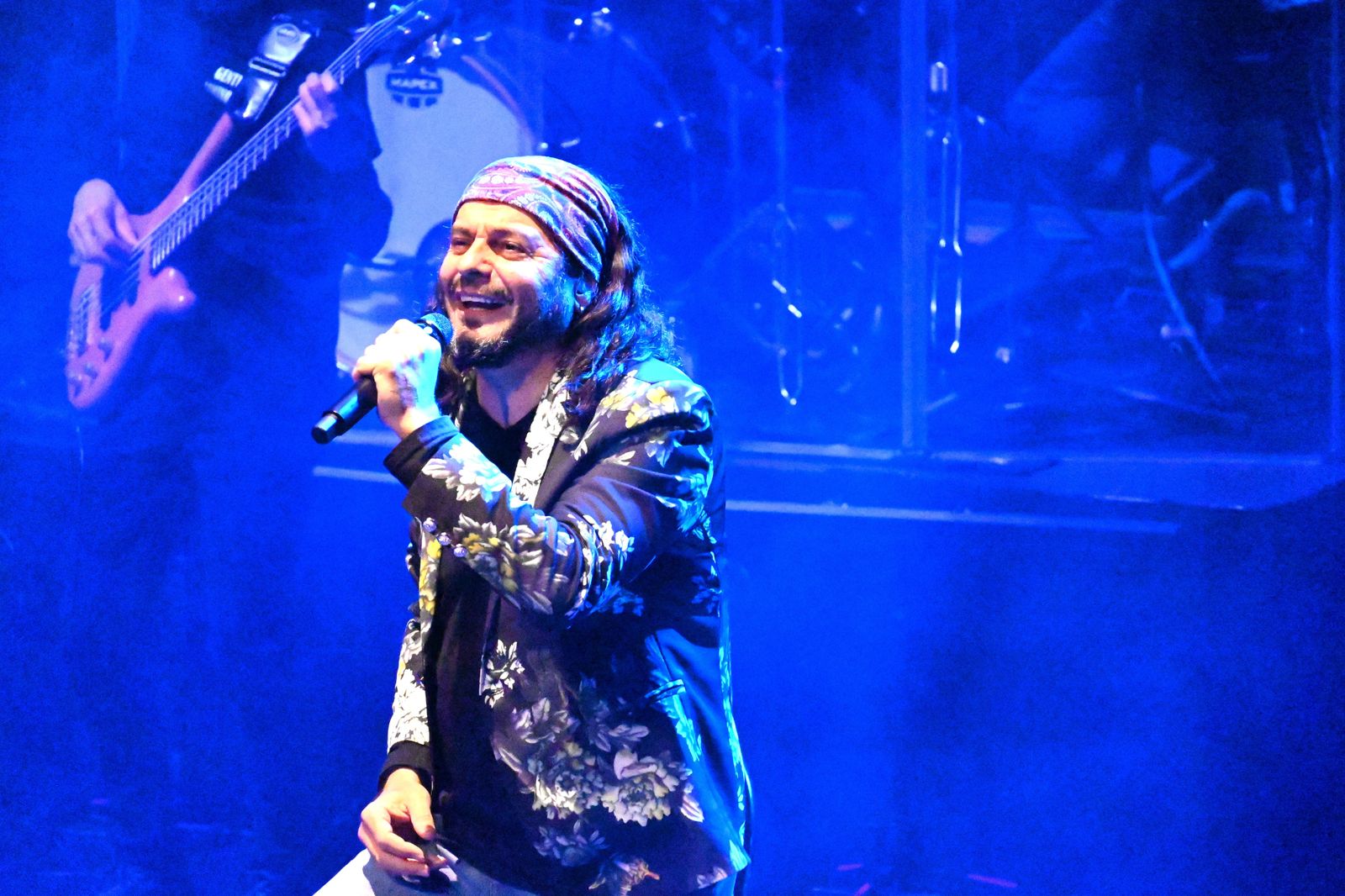 El artista sevillano El Arrebato hizo un extenso y variado repertorio en el Auditorio de Roquetas de Mar.