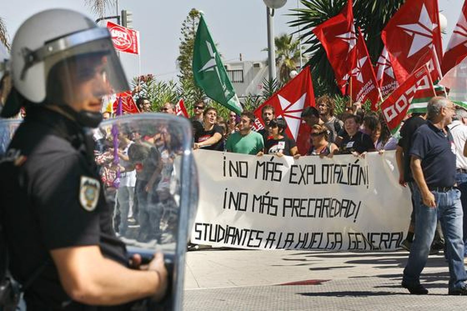 Los piquetes tomaron el centro de la capital desde primera hora de la mañana para impedir la apertura de comercios y empresas. /Joaquín Pino
