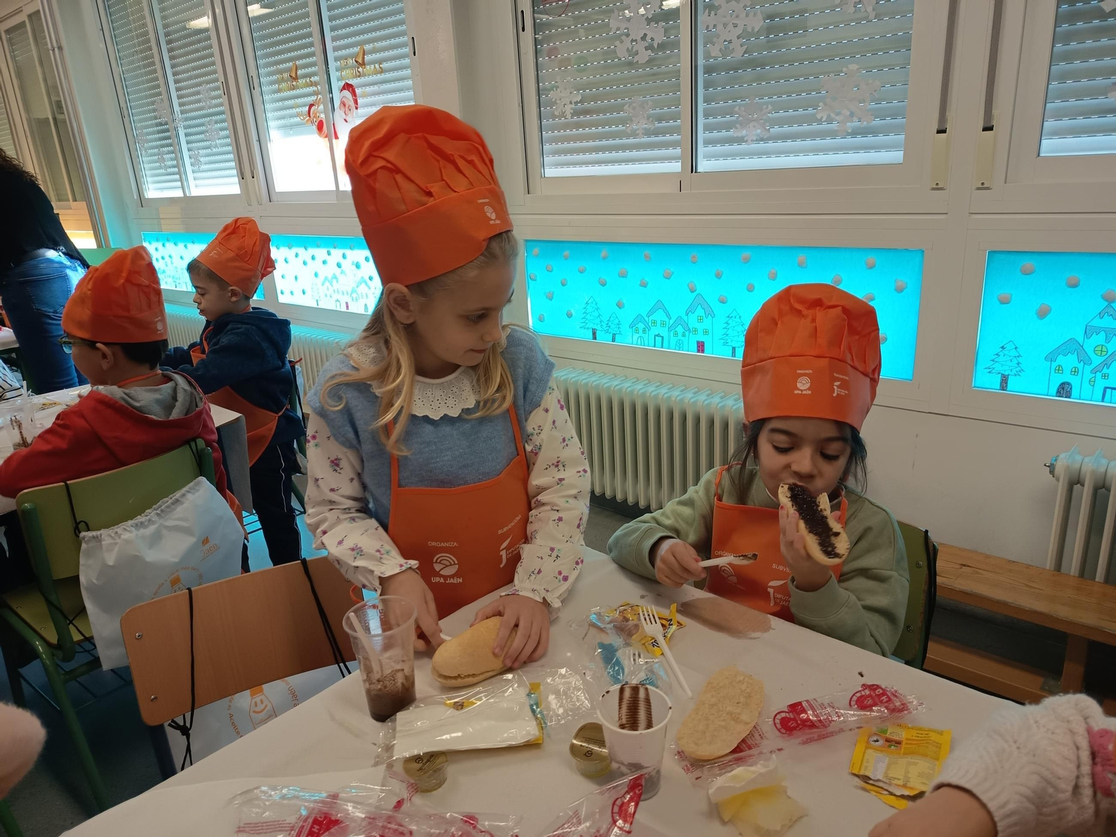 Niños del colegio Almadén durante el desayuno saludable de UPA.