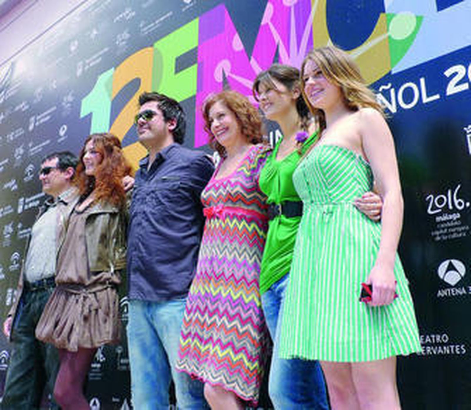 Parte del equipo de 'Trash', con su director en el centro, ayer en Málaga en la presentación de la película.