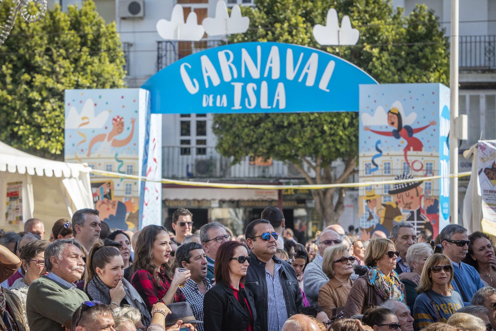 El público, en la plaza del Rey, mientras sigue las actuaciones del concurso de pasodobles de El Timón.