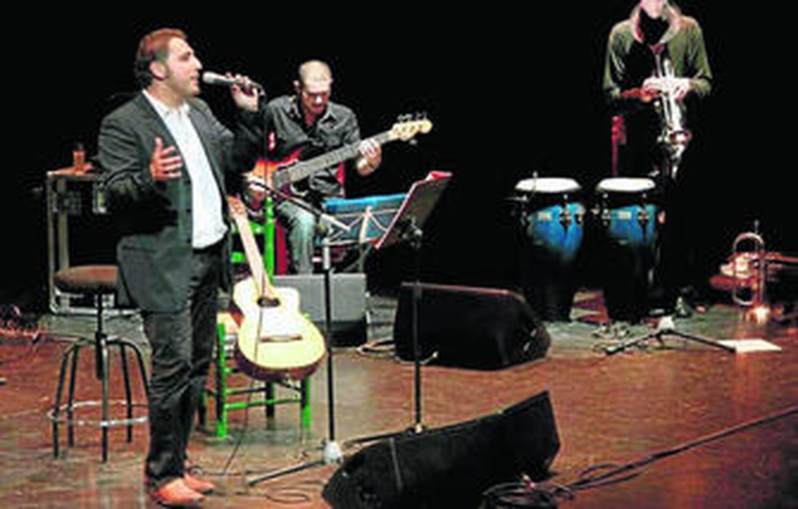 Negri durante su actuación. Al fondo, con su trompeta, Jerry González.