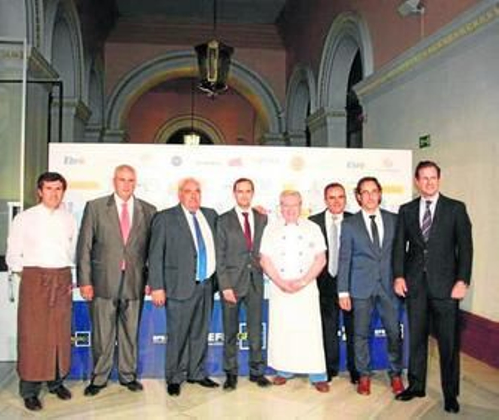 El alcalde sanluqueño con otras personalidades que ejercieron de embajadores del langostino en Madrid.