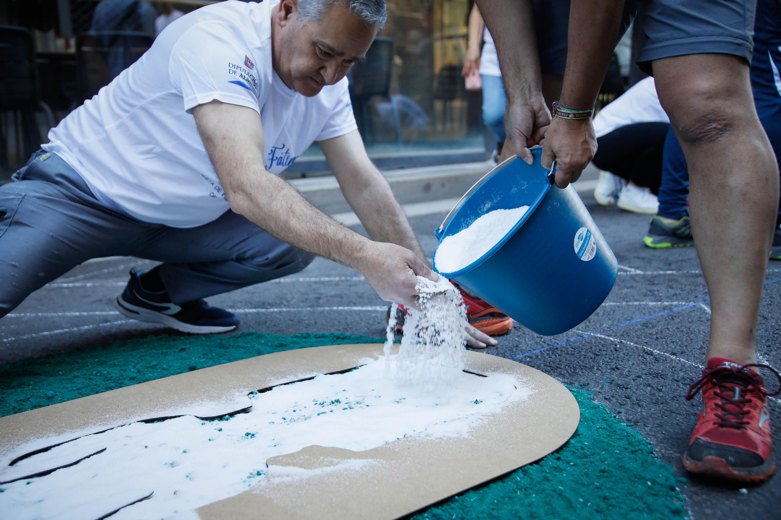 Así es la alfombra de serrín de 60 metros en el Paseo de Almería, en imágenes.