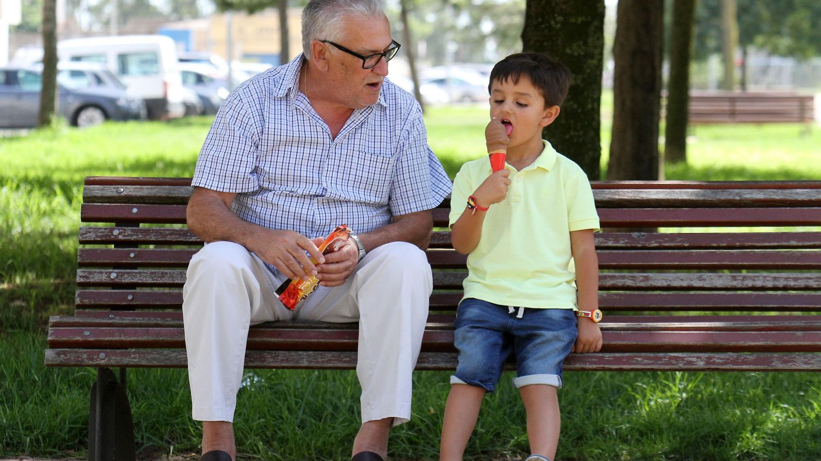 Abuelo y nieto, en una foto de archivo.