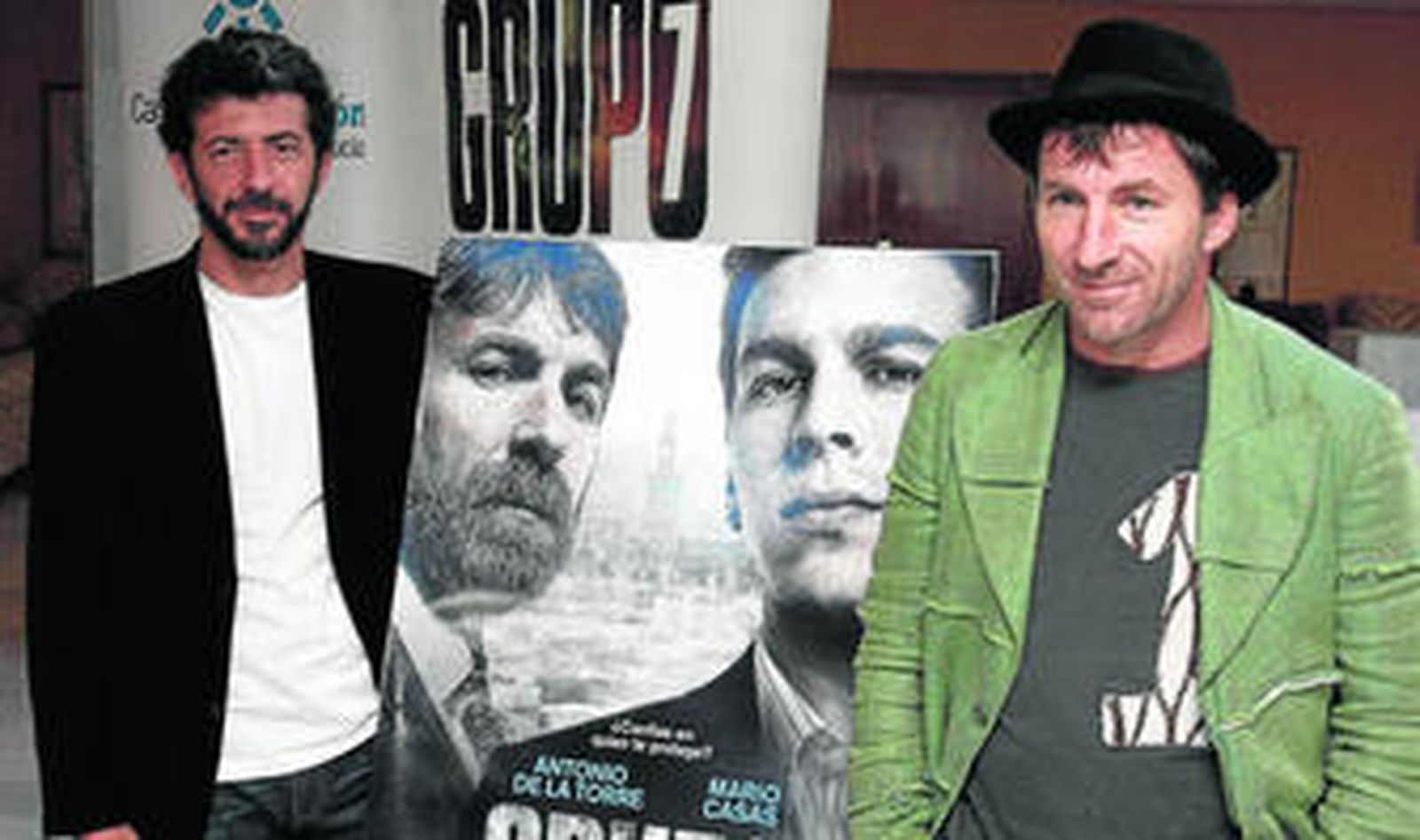 Alberto Rodríguez, a la izquierda, junto a un cartel de 'Grupo 7' y el protagonista de la cinta, el malagueño Antonio de la Torre.