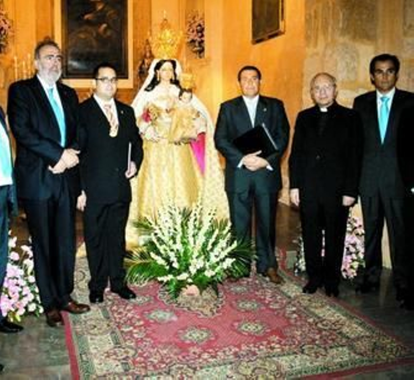 El ppregonero posa junto al hermano mayor y las autoridades antes del comienzo del acto.
