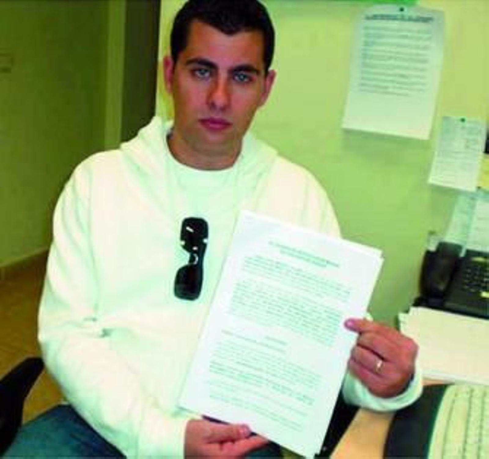 El hijo de la víctima, ayer, con la denuncia en la mano.