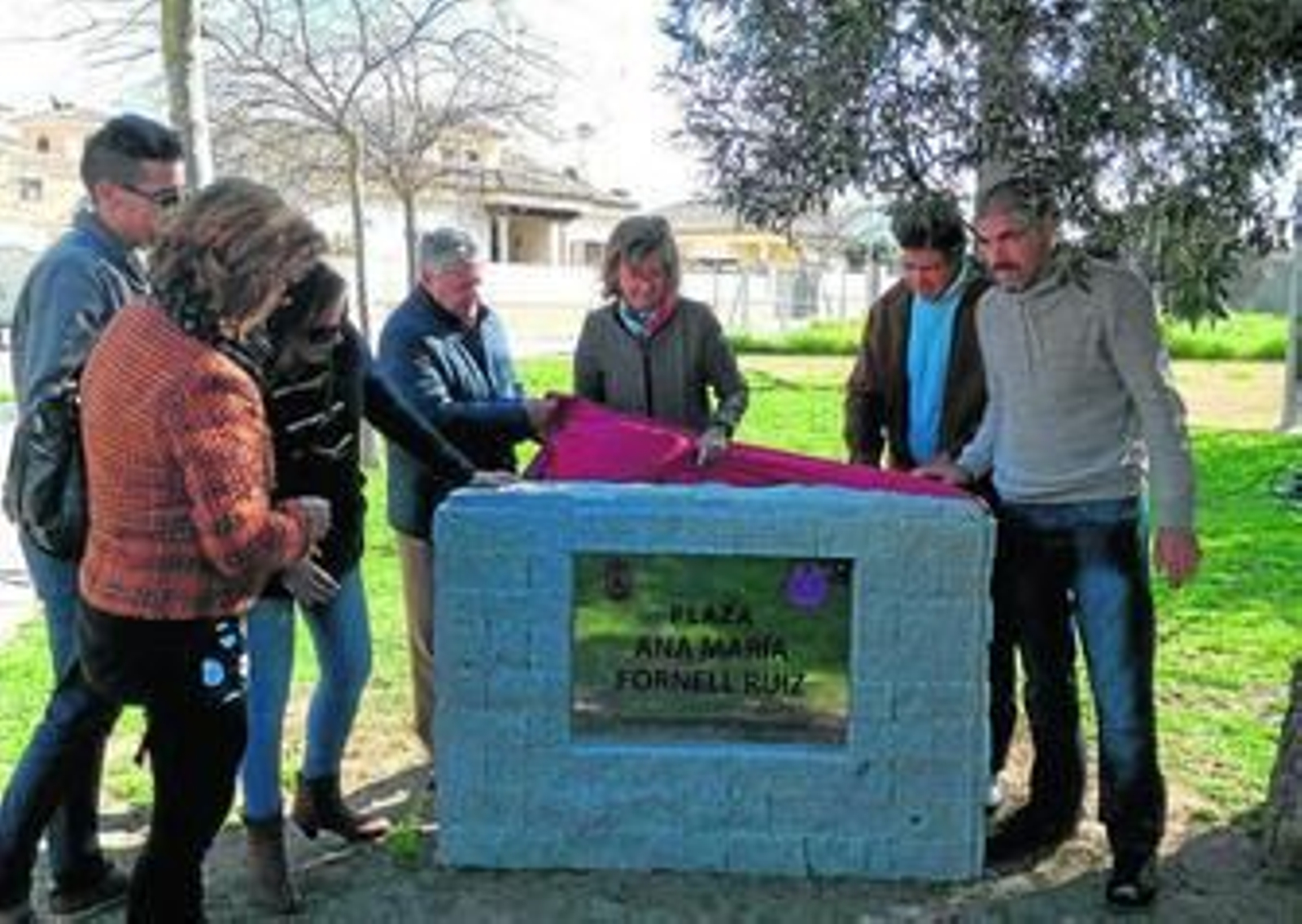 Descubrimiento de la placa por parte de autoridades municipales, colectivos y familiares de la homenajeada.