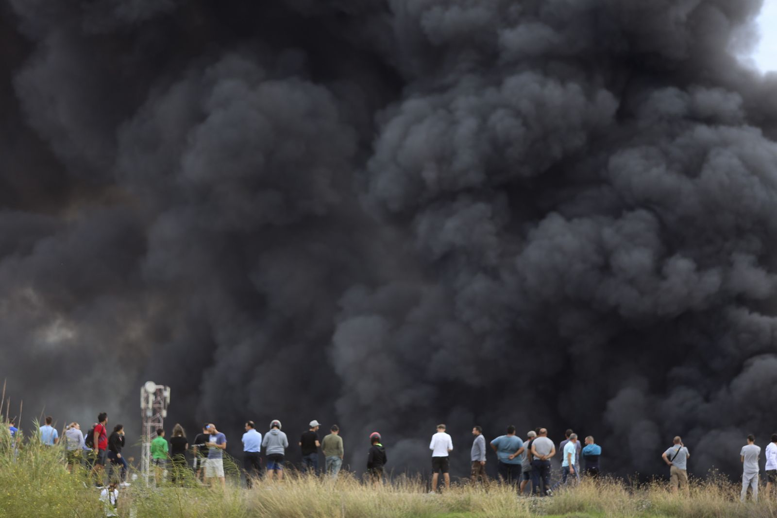 Fotos del incendio de varios vehículos en un aparcamiento de caravanas del polígono Guadalhorce