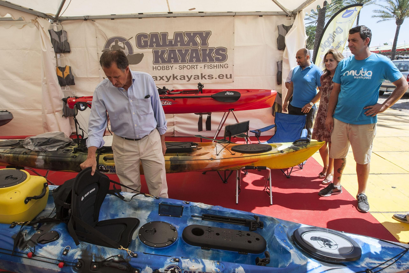 Los responsables municipales visitan uno de los stands de la feria durante su inauguración.