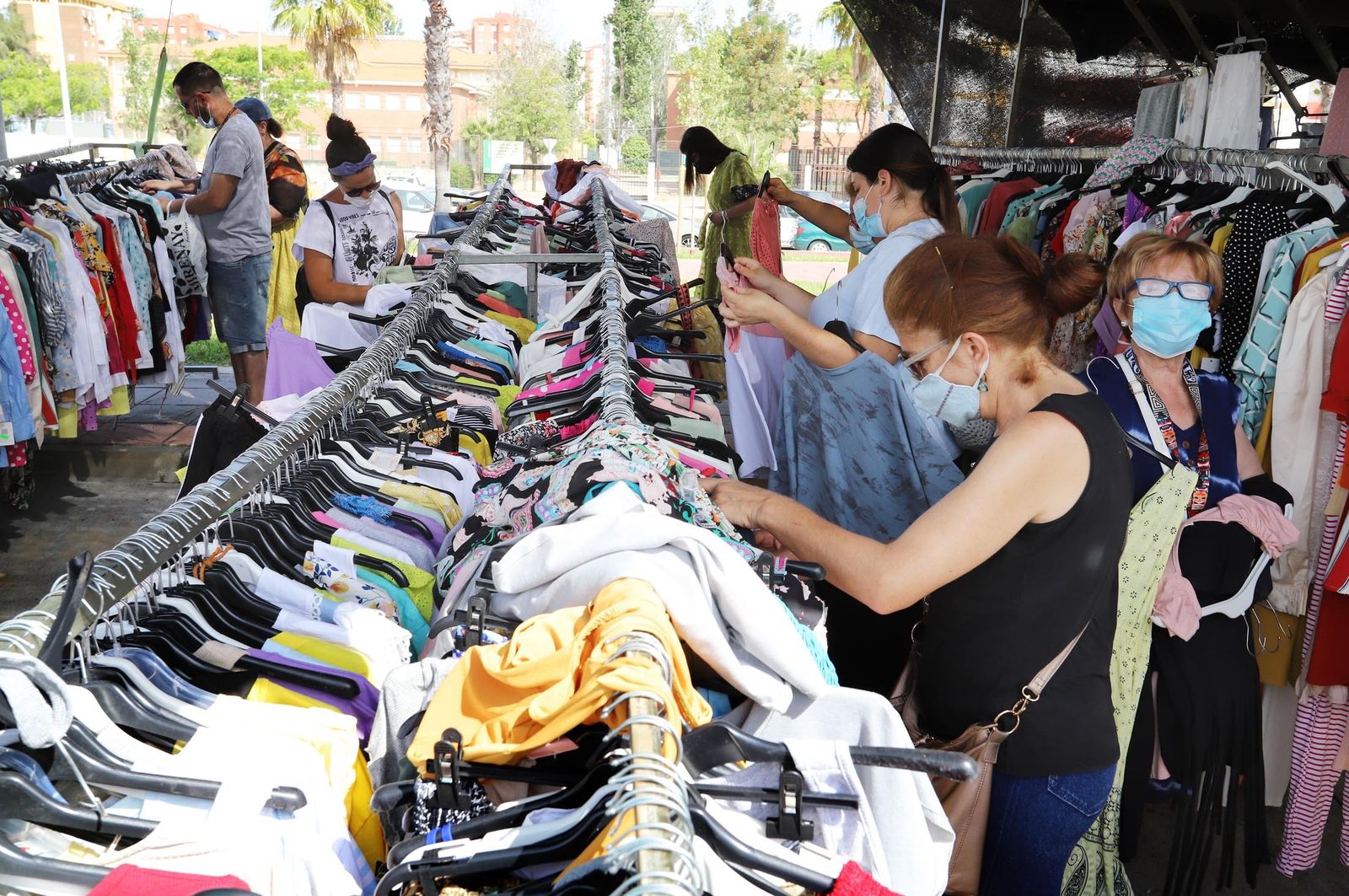Ambiente en el mercadillo de la capital onubense.