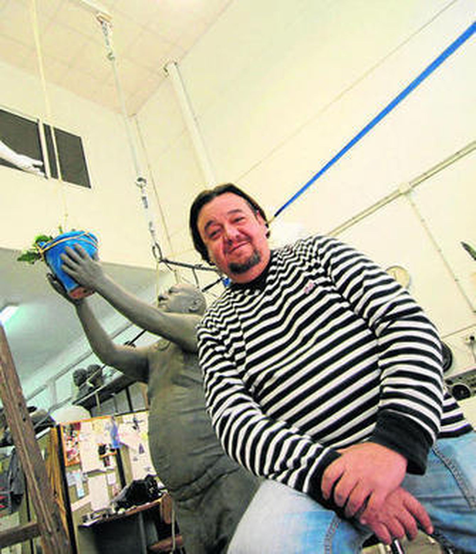 El escultor cordobés José Manuel Belmonte, en su estudio.