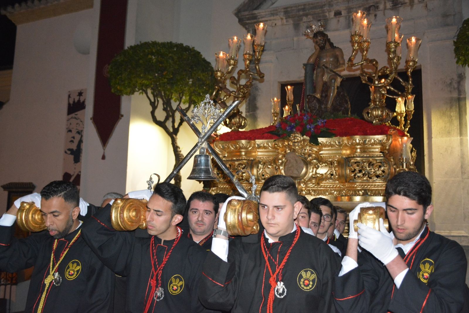 El trono del Cristo de la Caña, a su salida de Santa María la Coronada
