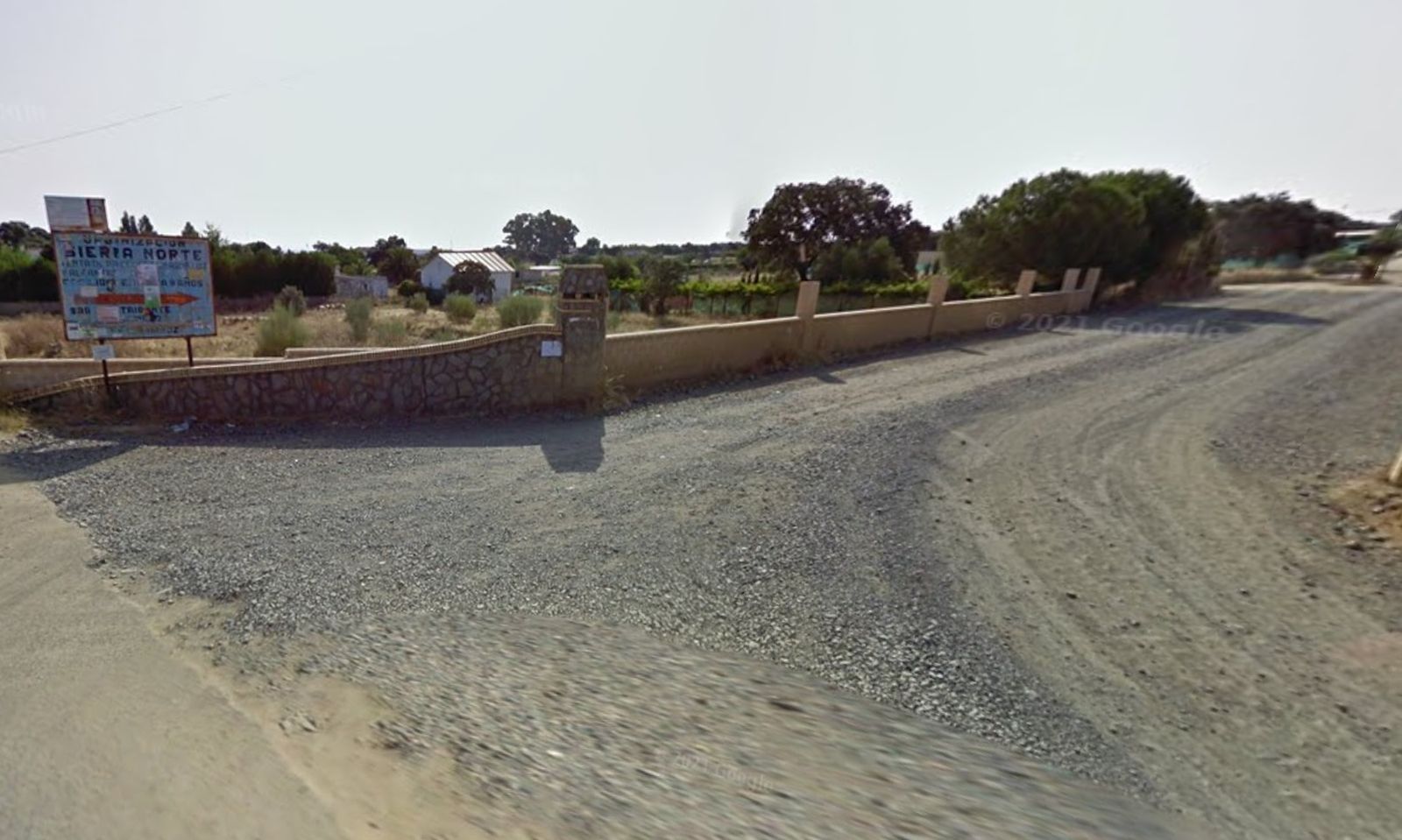 La entrada a la urbanización Sierra Norte, en Castilblanco de los Arroyos.