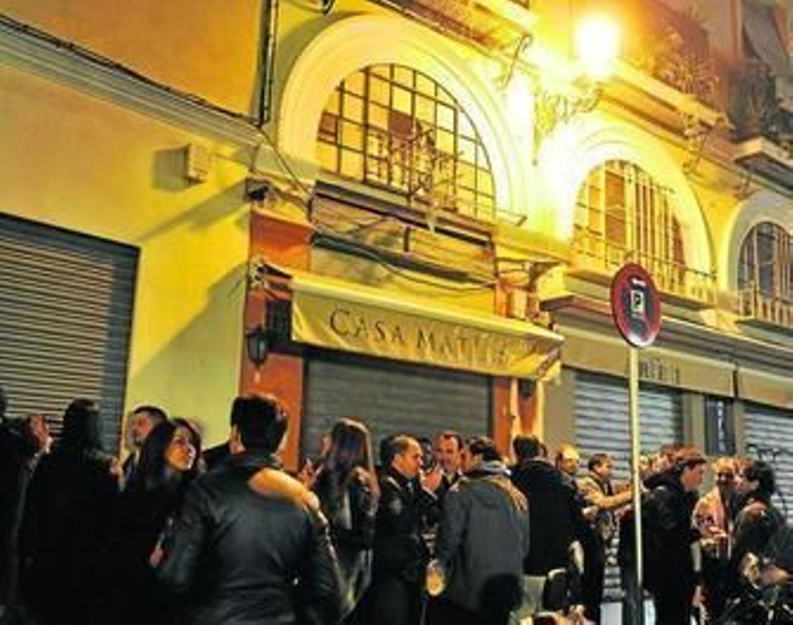 Dos de los establecimientos de la calle Arfe que han sido clausurados durante dos meses.