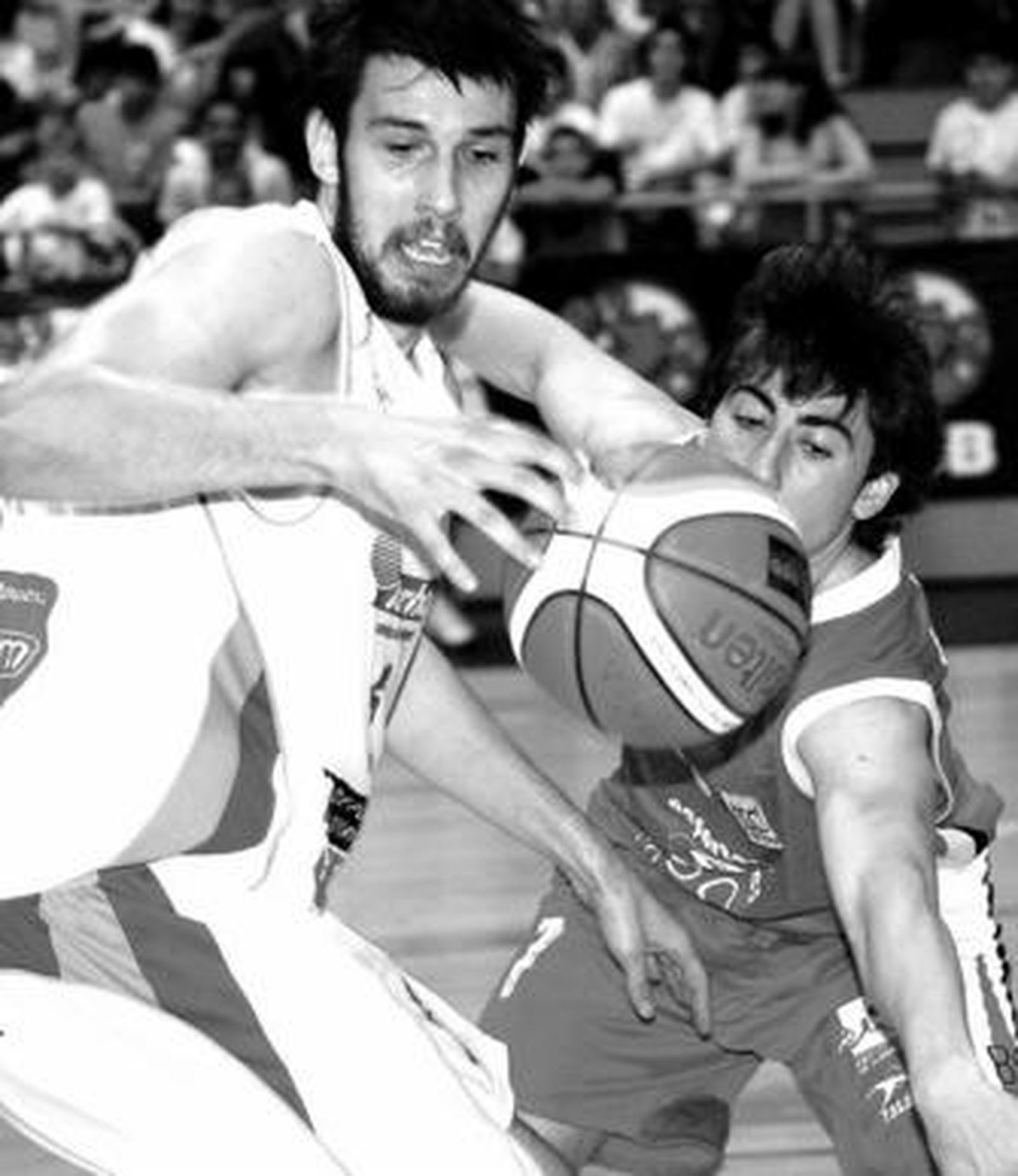 El base almeriense Roberto Rueda intenta recuperar un balón.